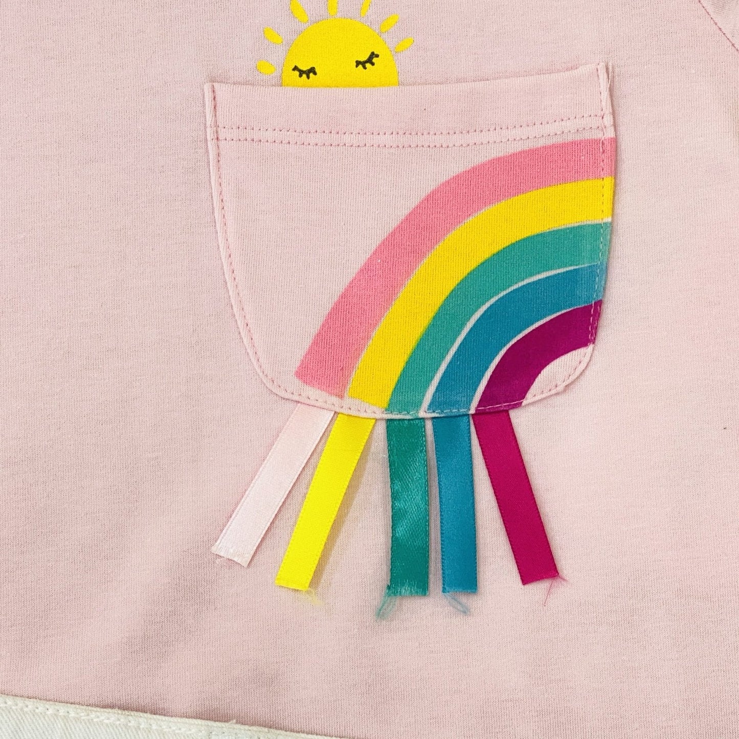 Set blusa rosa sol arcoiris, short blanco