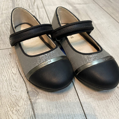 Zapato combinado plata y punta color negro