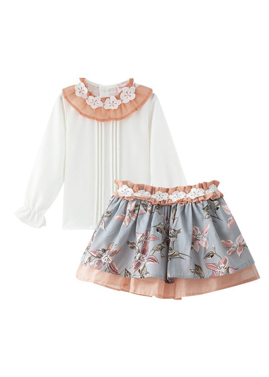 set de falda floreada y blusa blanca