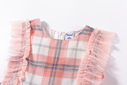vestido a cuadros, dos olanes y detalles en tul
