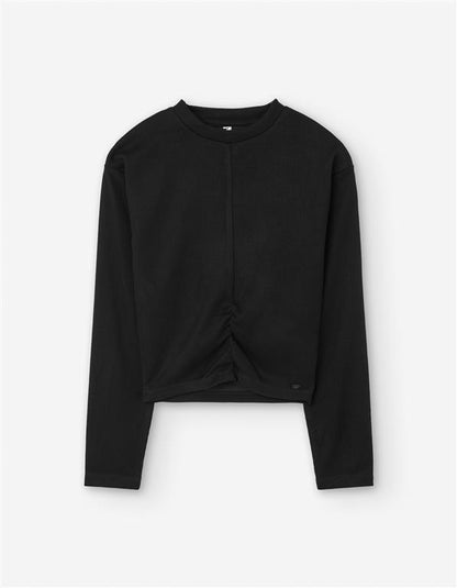 Conjunto sweater negro y falda a cuadros