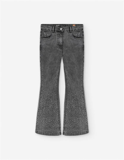 Conjunto sweater chenille gris obscuro y pantalon denim campanas