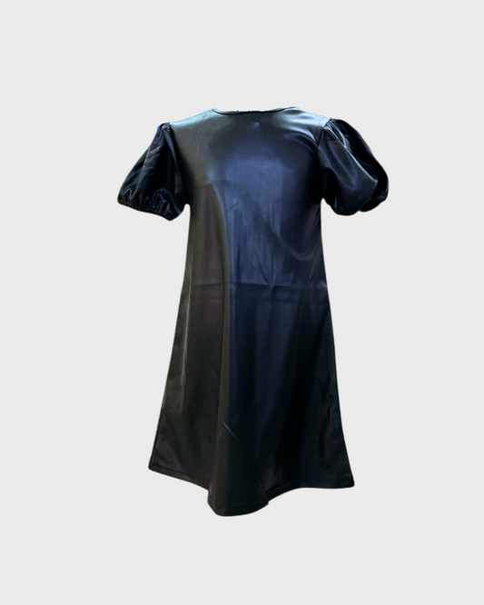 vestido polipiel negro, manga abultada.