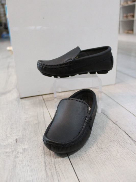 mocasín color negro, piel sintética