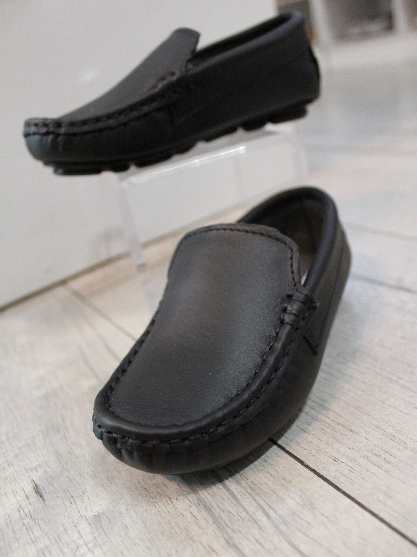 mocasín color negro, piel sintética