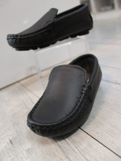 mocasín color negro, piel sintética