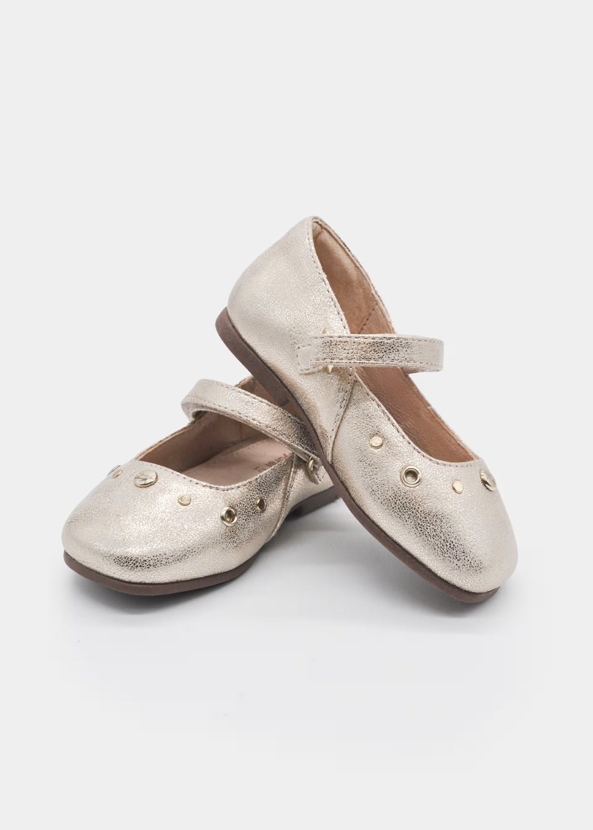 Mercedita tachuelas niña