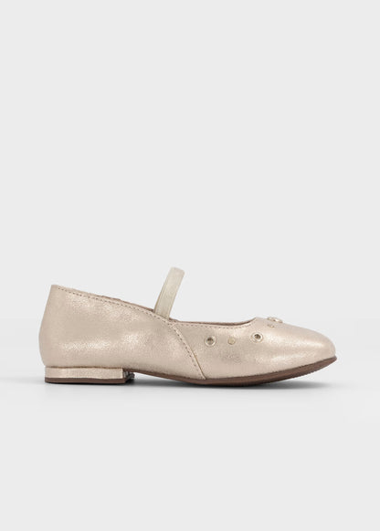 Mercedita tachuelas niña