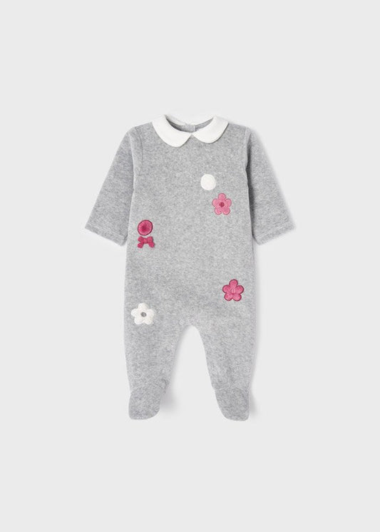 mameluco gris con flores rosas, terciopelo