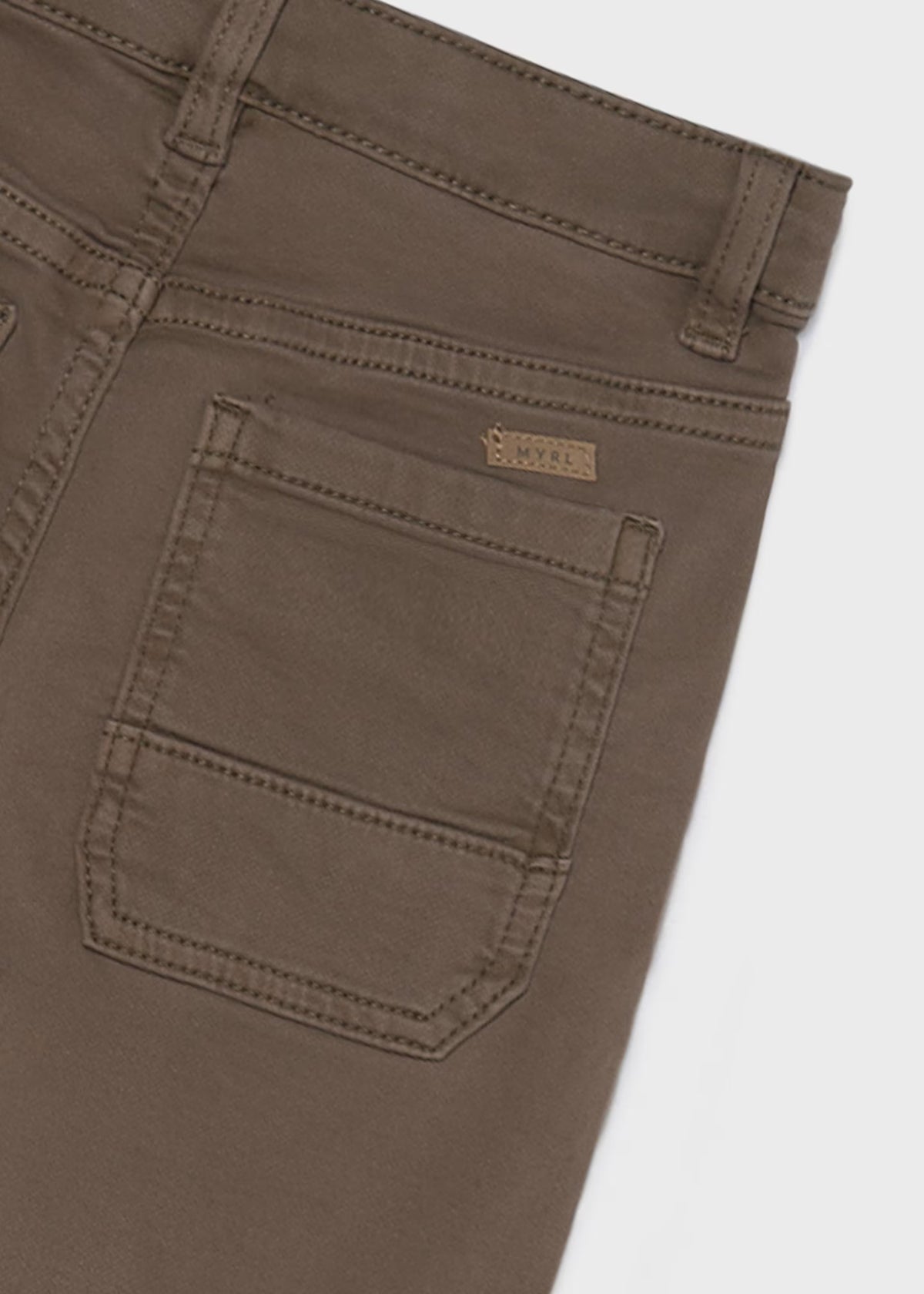 Pantalón regular fit color cacao niño