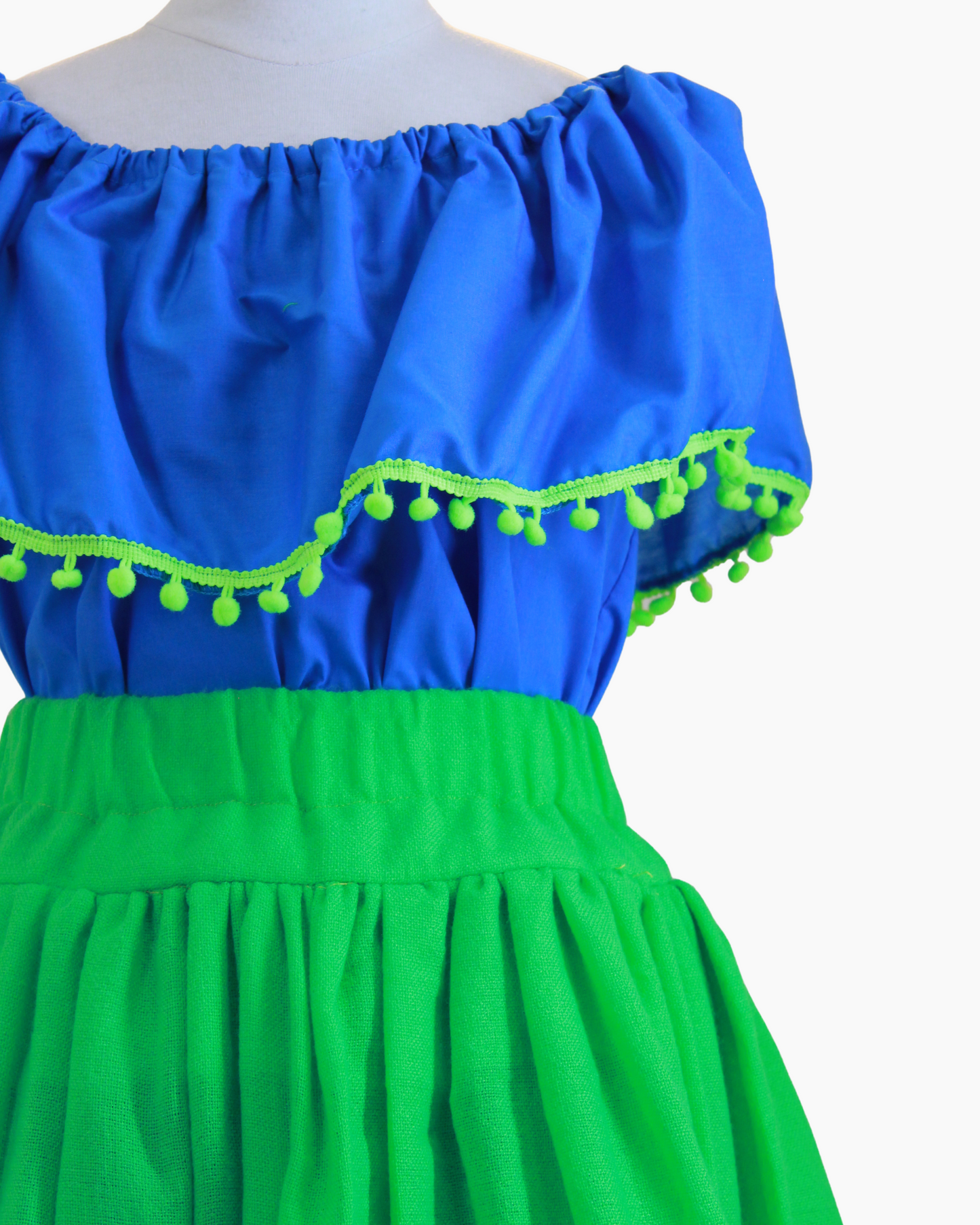 Set Patrio Falda Azul Cambaya con olan Flores y Blusa Campesina Azul Pompones Verde