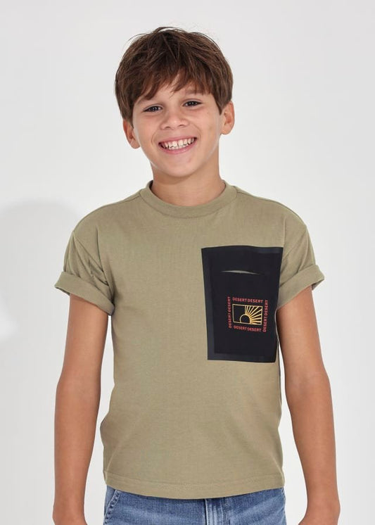 camiseta verde fósil con estampado en bolsa delantera