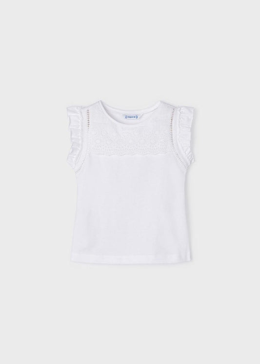 playera cuello volado, diseño perforado. color blanco