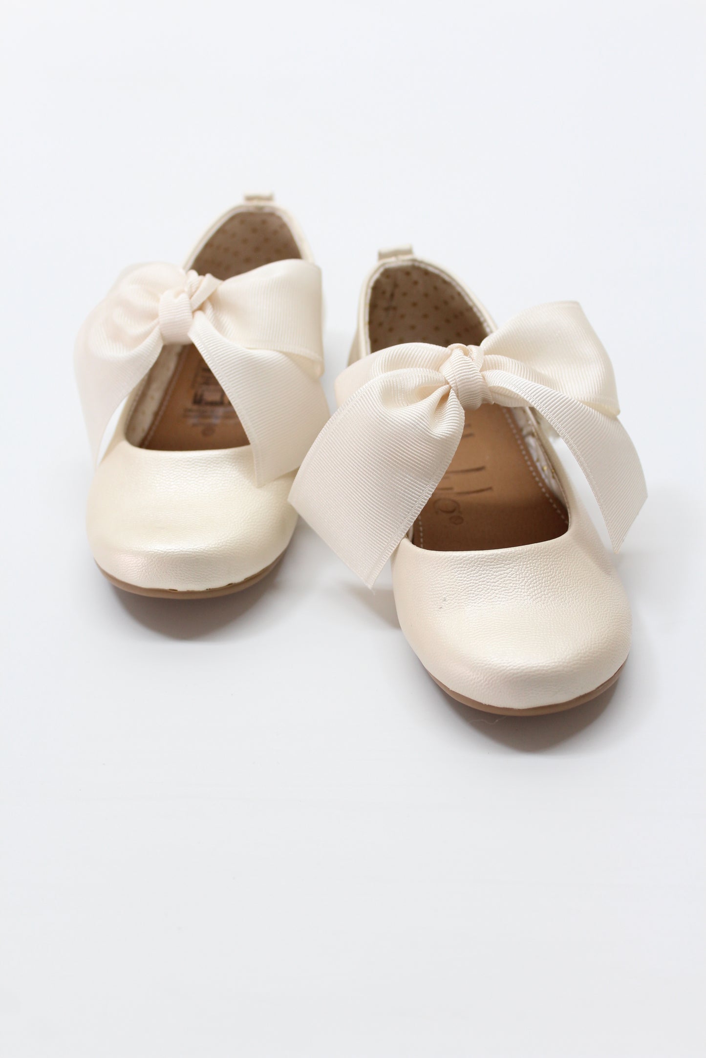 Zapato ivory nácar con moño, cierre de velcro