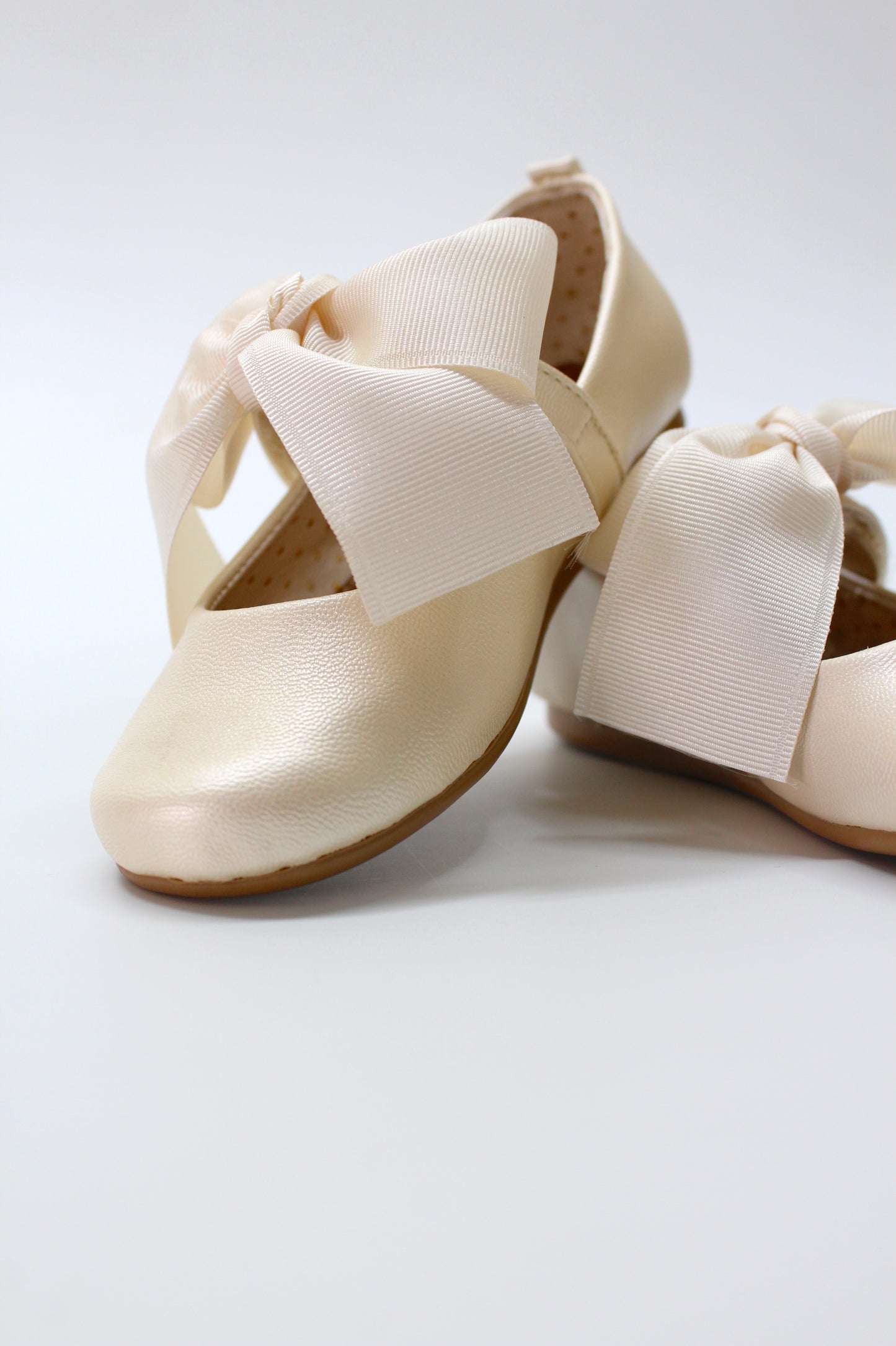 Zapato ivory nácar con moño, cierre de velcro