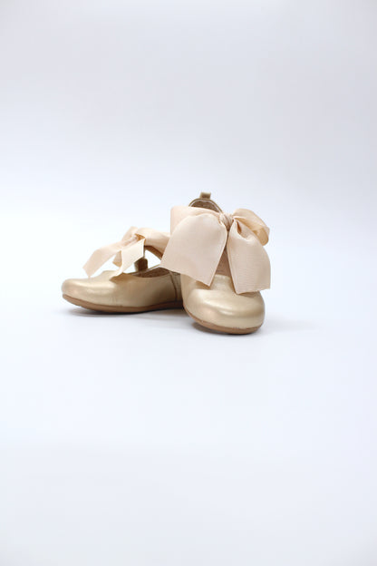 Zapato oro, moño victoria, cierre velcro