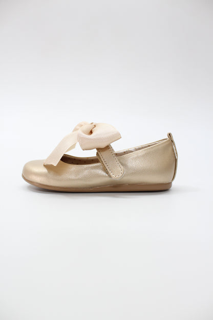 Zapato oro, moño victoria, cierre velcro