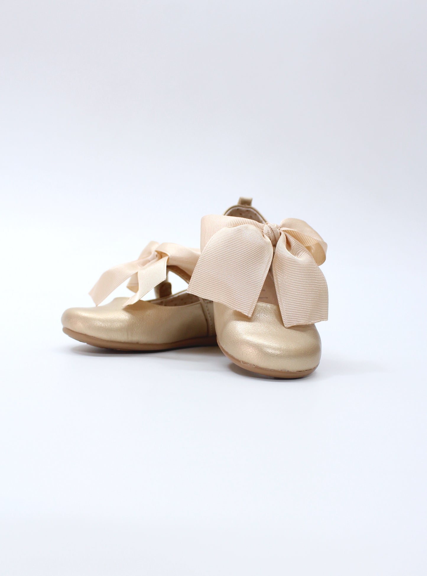 Zapato oro, moño victoria, cierre velcro