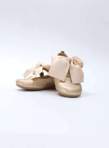 Zapato oro, moño victoria, cierre velcro