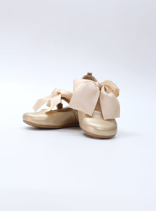 Zapato oro, moño victoria, cierre velcro
