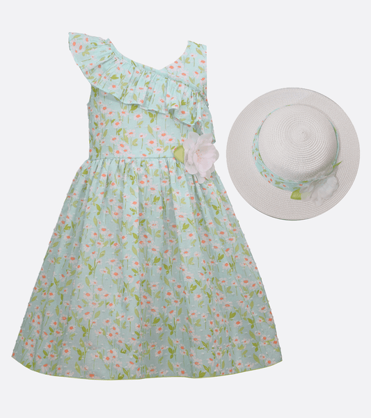 vestido coral olan al frente y sombrero blanco