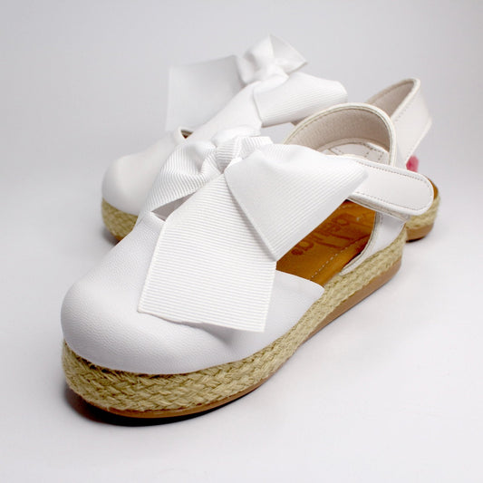 alpargata color blanco con liston y cierre de velcro
