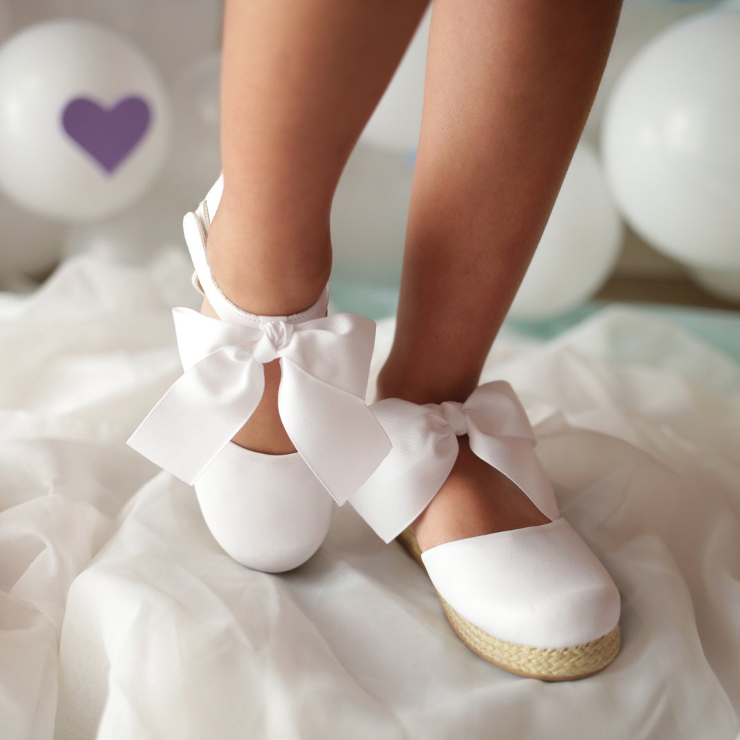 alpargata color blanco con liston y cierre de velcro