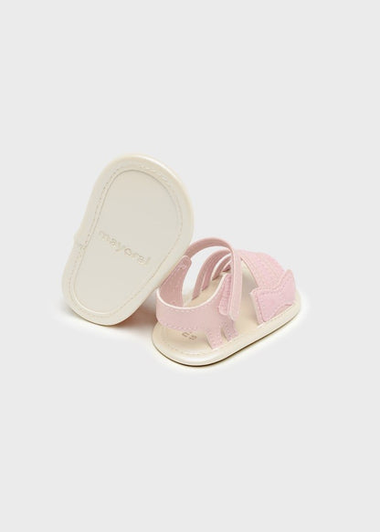 sandalia con cierre de velcro color rosa colorete
