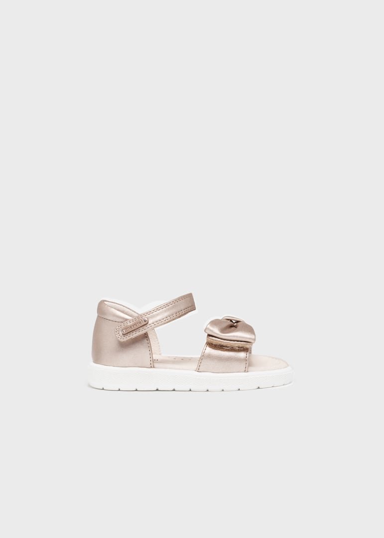 huarache dorado con moño y velcro para cierre