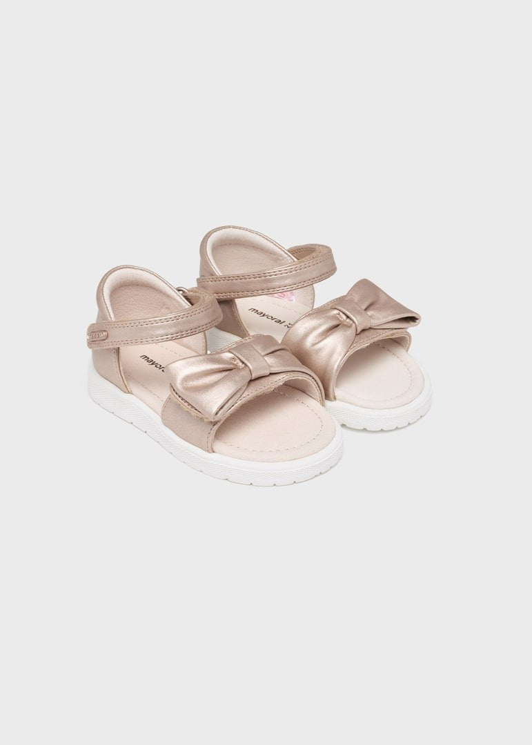 huarache dorado con moño y velcro para cierre