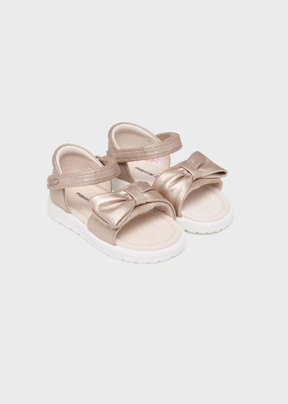 huarache dorado con moño y velcro para cierre
