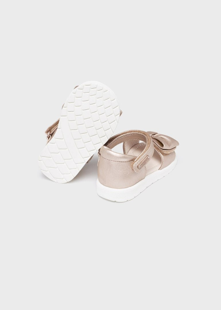 huarache dorado con moño y velcro para cierre