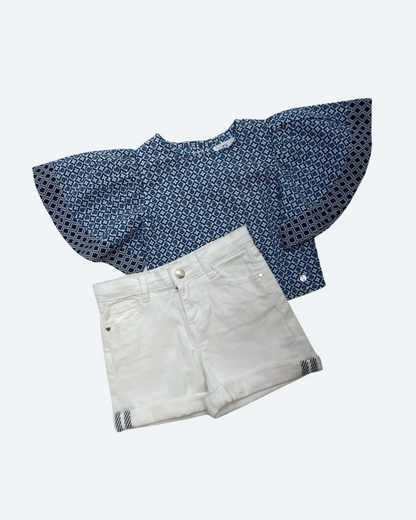 Set blusa mangas murcielago estampado azul y short denim blanco