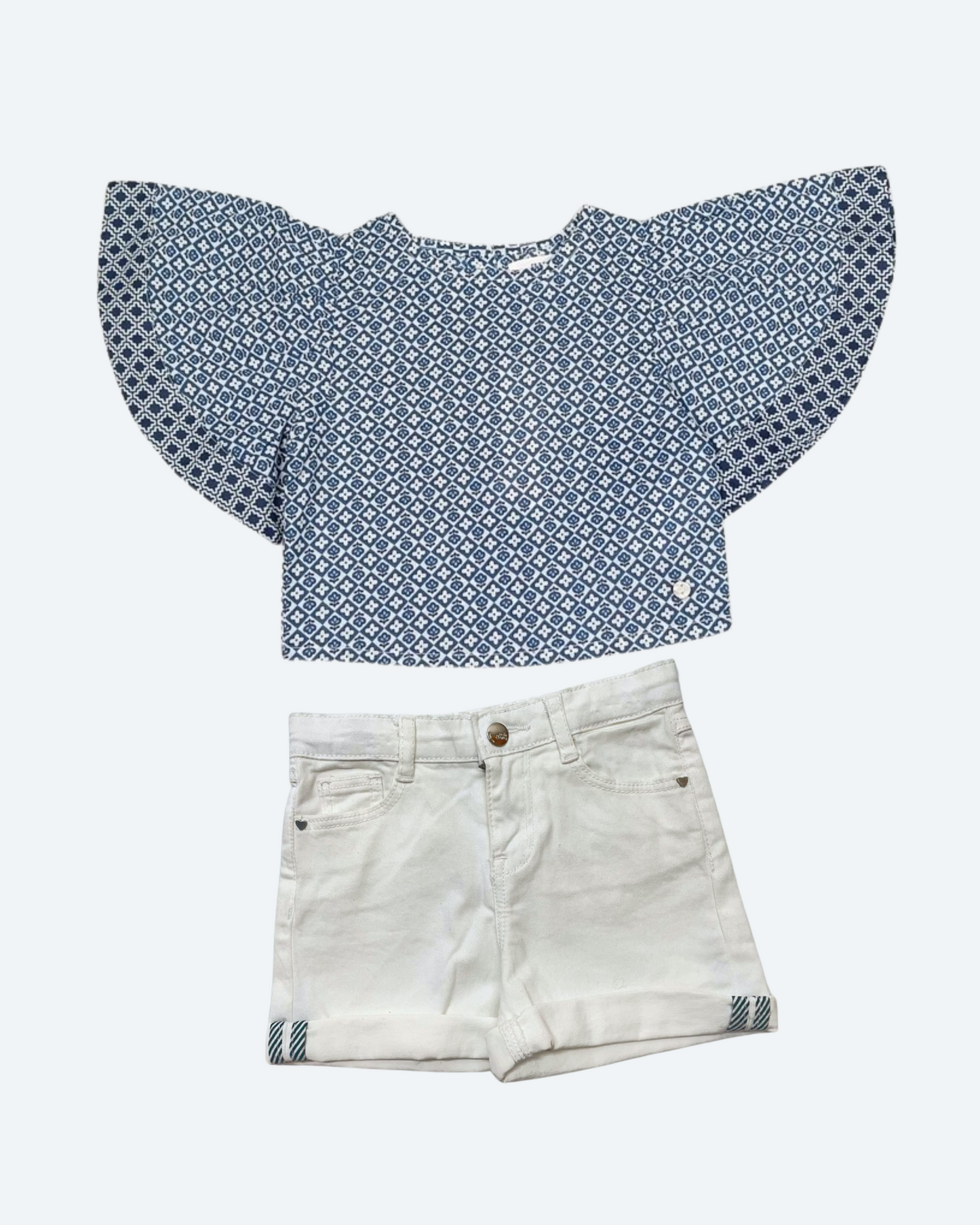 Set blusa mangas murcielago estampado azul y short denim blanco