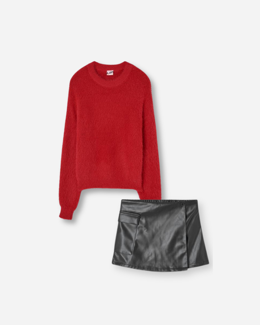 Conjunto sweater rojo y falda cargo polipiel negro