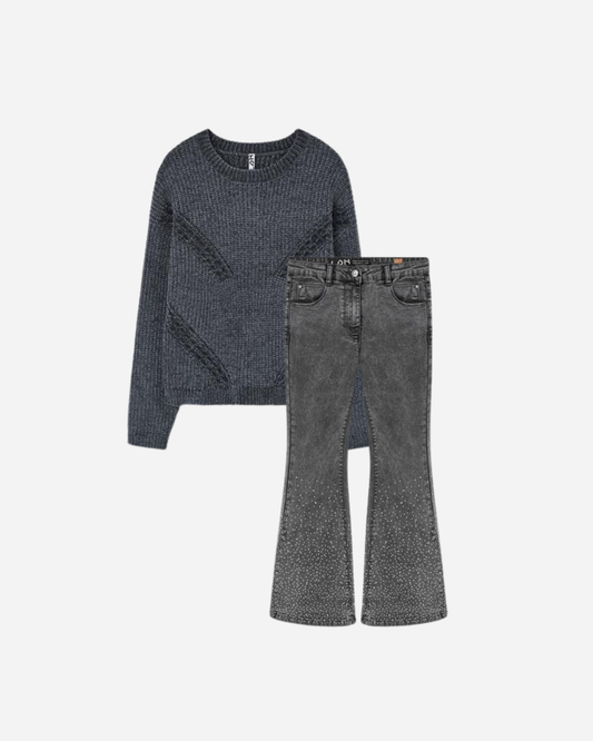 Conjunto sweater chenille gris obscuro y pantalon denim campanas