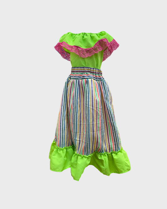 Set Patrio Falda Adelita, Blusa Campesina Color Verde con Olan Encaje