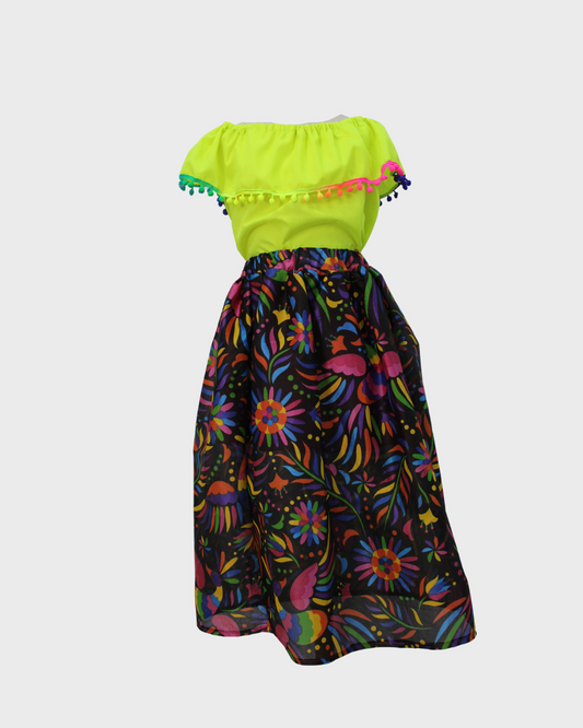 Set Patrio Falda Larga Tipo Adelita Flores y Blusa Campesina Amarilla y Pompones