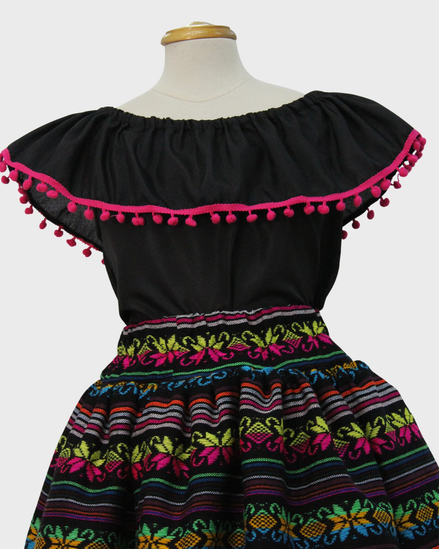 Set Patrio Falda Tipo TuTu Cambaya Rayada y Blusa Campesina Negro Pompones Rosa