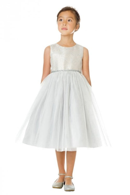 Vestido de  brocado plateado y falda de tul con cinto