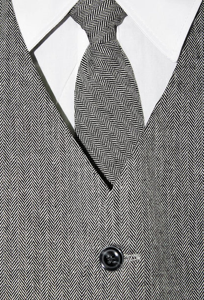 traje a rayas con corbata y chaleco