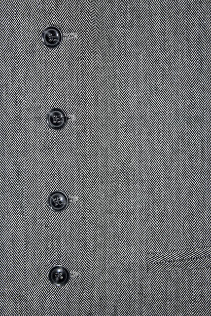 traje a rayas con corbata y chaleco