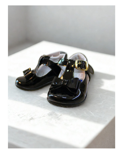 zapato charol color negro con hebilla oro y moño