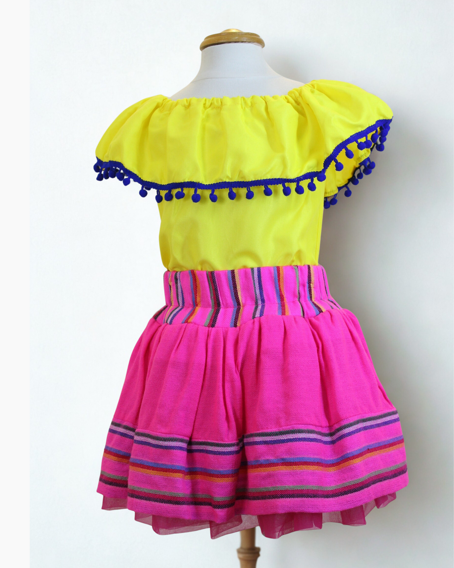 Set Patrio Falda Tipo TuTu Cambaya Rosa y Blusa Campesina amarilla con pompones azules
