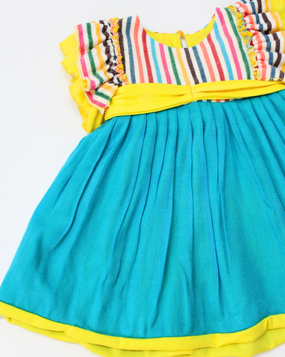 vestido patrio cambaya azul con peto a rayas colores y manga rufle