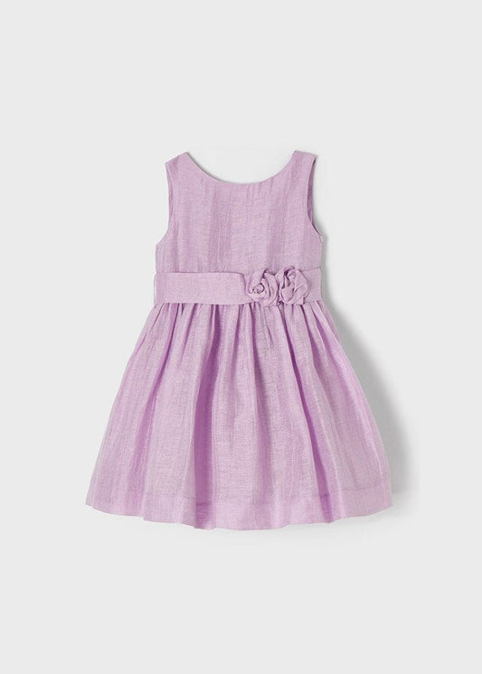 vestido color lila con cinta y flor