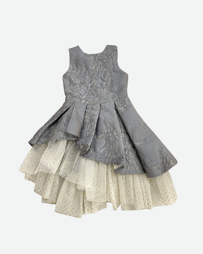 vestido brocado gris asimetrico, con falda interior tul