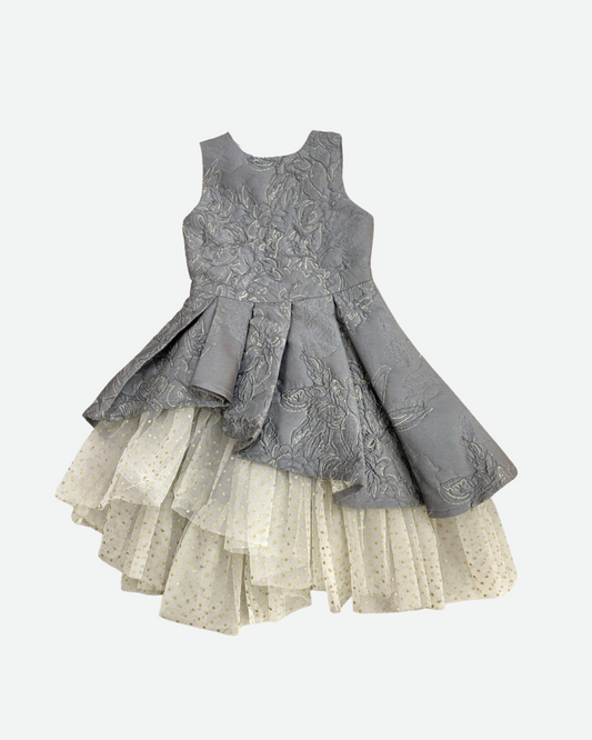 vestido brocado gris asimetrico, con falda interior tul