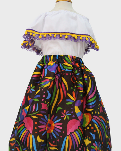 Set Patrio Falda Adelita Elementos Patrios, Blusa Campesina Blanca con Pompones y Encaje