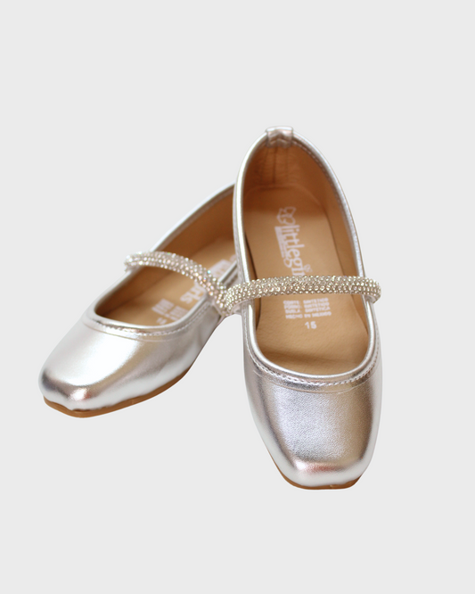 zapato flat plateado con tiras de piedreria